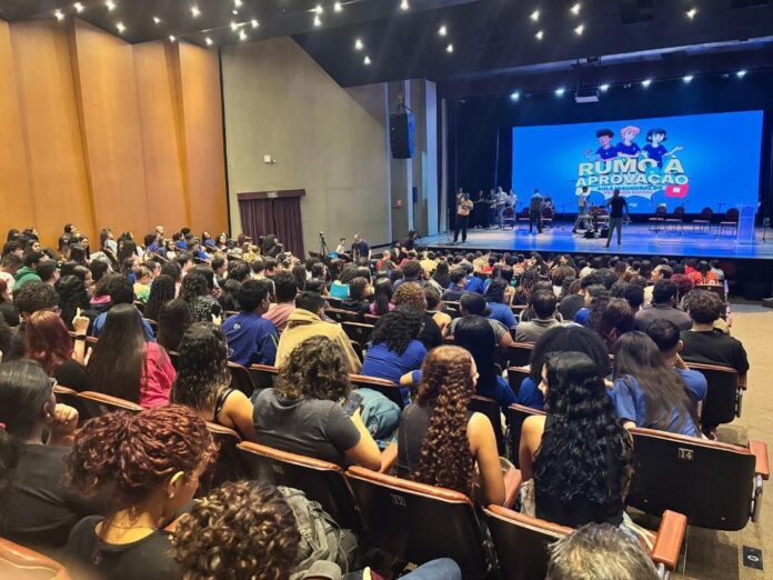 Aulão Inaugural do Pré-Enem Digit@l 2025 reúne 500 estudantes no teatro da UFMT