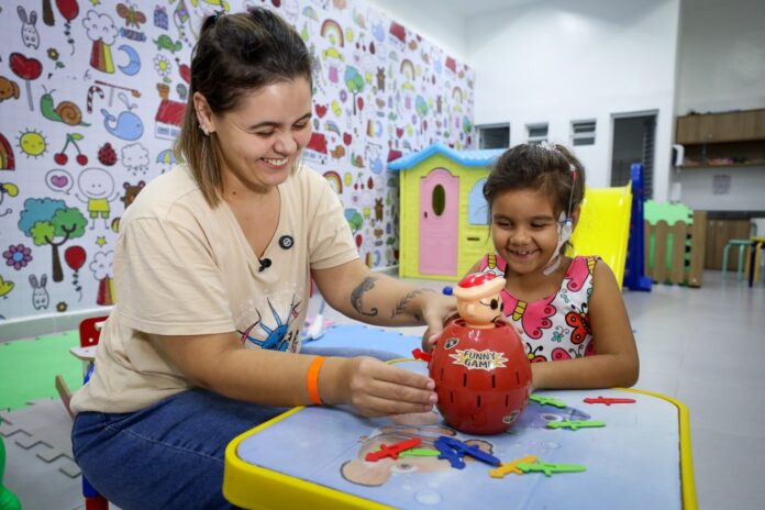 Mães se dedicam aos filhos em atendimento no Hospital Santa Casa