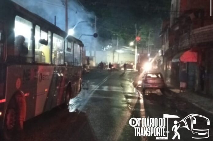 Manifestação na Estrada do Alvarenga, em frente à garagem da A2 Transportes, afeta transporte público pelo terceiro dia
