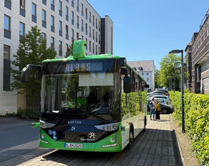Cidade da Alemanha inicia testes com ônibus autônomo de grande porte em tráfego misto