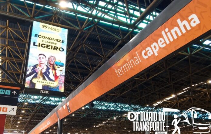 Terminal de ônibus de São Paulo exibe propaganda da 99 Mototáxi, serviço que está proibido; concessionária SPS Vivacidade diz que já removeu o anúncio