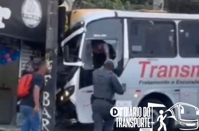 Homem furta ônibus e causa acidente em Carapicuíba (SP) neste sábado (31) 
