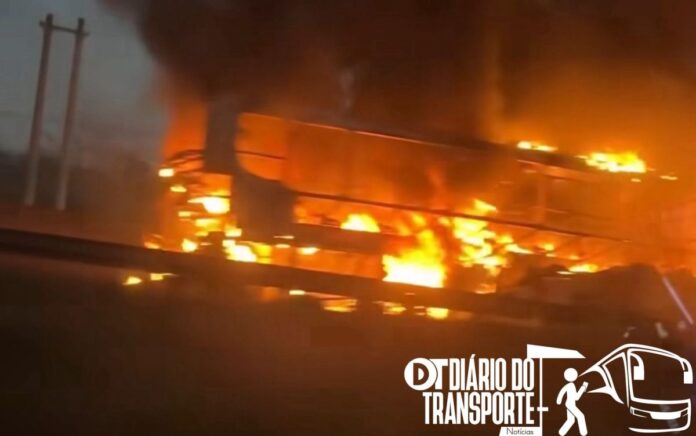 Ônibus pega fogo na Via Anhanguera (SP) durante a madrugada deste sábado (31)