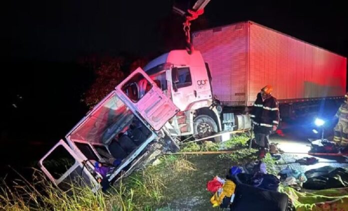 Acidente entre micro-ônibus e caminhão deixa diversos mortos e feridos na BR-251, em Grão Mogol (MG), nesta terça-feira (13)