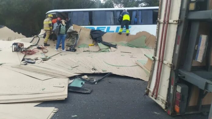 Acidente entre micro-ônibus e caminhão na RS-122, entre Flores da Cunha e Caxias do Sul, deixa diversos feridos na manhã desta sexta-feira (16)