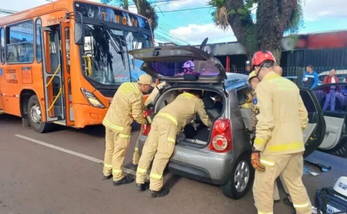 Acidente entre ônibus do transporte público e carro deixa vítima em estado grave no bairro Bacacheri, em Curitiba (PR), nesta quinta-feira (15)