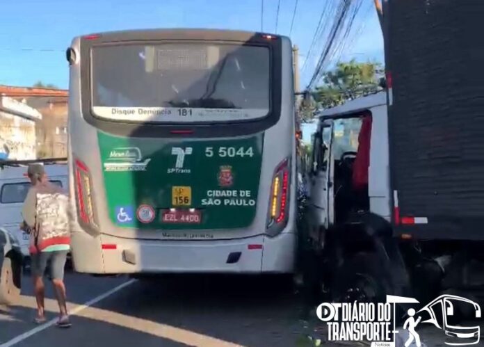 Acidente entre ônibus e caminhão de feira causa transtornos na Vila Bancária em São Paulo nesta segunda-feira (19) 
