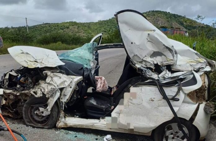 Acidente entre ônibus e carro deixa morto e ferido na BR-104, em Caruaru, no agreste pernambucano