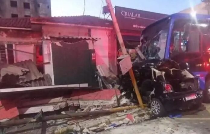 Acidente entre ônibus e carro deixa mortos e feridos em Suzano (SP) na madrugada deste domingo (18) 