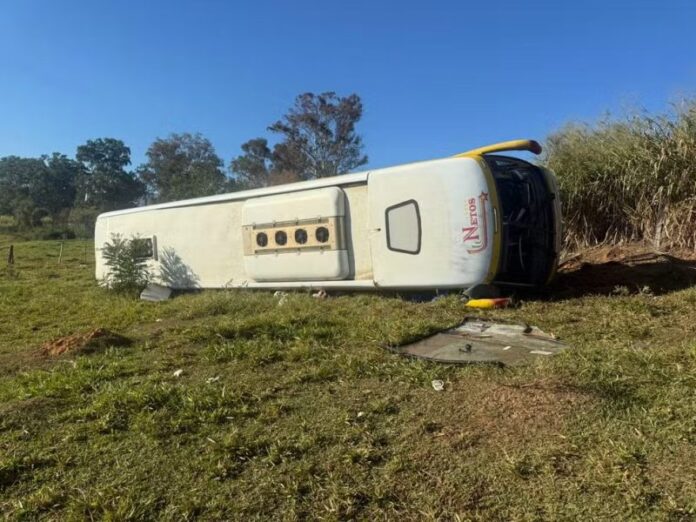 Acidente envolvendo ônibus na MGC-491, em Varginha (MG), deixa mortos e feridos na madrugada desta segunda-feira (19)