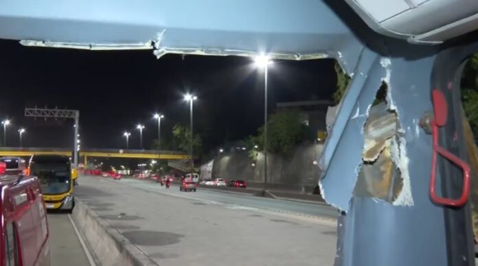 Acidente envolvendo três ônibus deixa feridos na Avenida Brasil, na Zona Norte do Rio de Janeiro, nesta terça-feira (27)