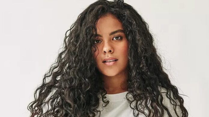 Bella Campos exibe barriga fake de grávida para gravação e se diverte: ‘Vale Tudo’