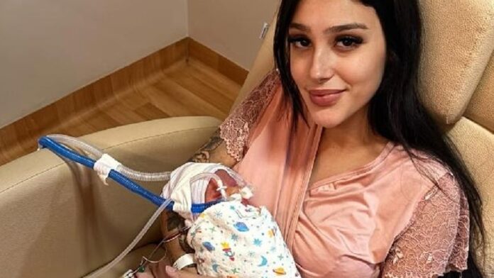 Bia Miranda comemora 1º mês de vida da filha: ”Internada desde o nascimento’
