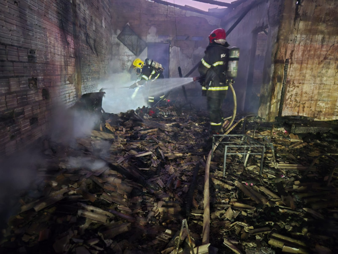 Bombeiros combatem incêndio de grandes proporções em Sinop