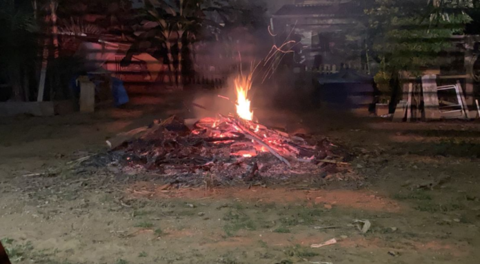 Bombeiros controlam incêndio em entulho no bairro Vale do Sol