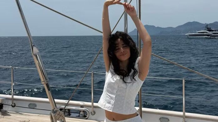 Camila Cabello sensualiza em passeio de barco e em praia em Cannes: ‘Mon chéri’