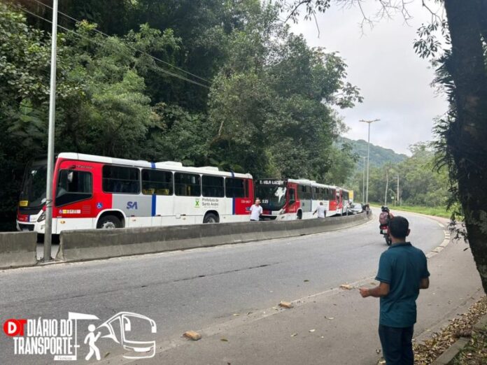 Caminhão quebra na Estrada do Pedroso, em Santo André (SP), e afeta circulação de ônibus na tarde desta quarta-feira (21)