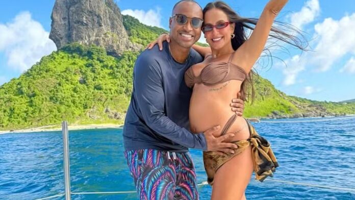 Carol Peixinho exibe barriguinha durante passeio por Noronha: ‘Realmente mágica!!!’