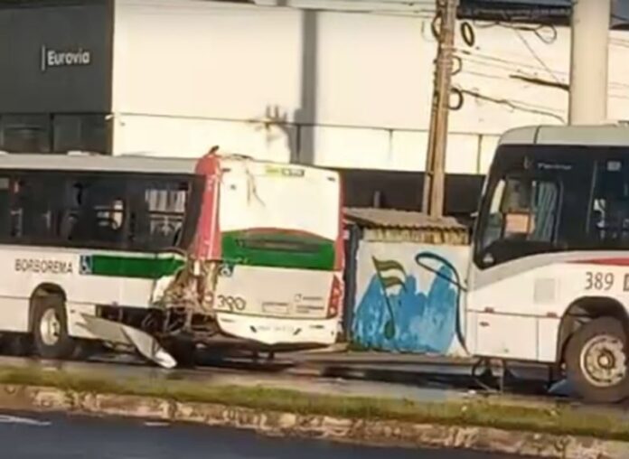 Colisão entre ônibus da Borborema deixa feridos em Olinda (PE) na manhã deste sábado (24)