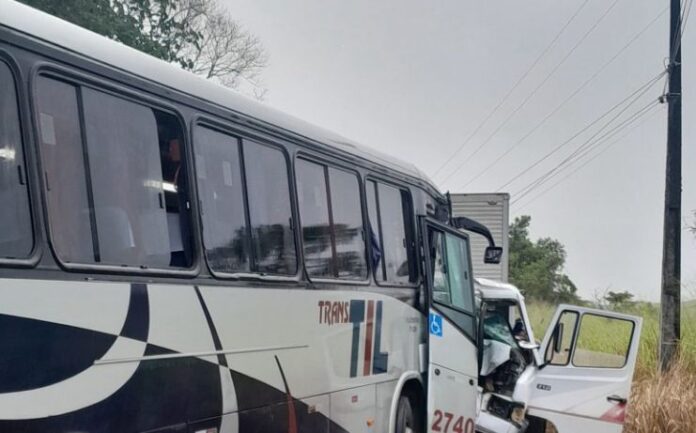 Colisão entre ônibus e caminhão deixa feridos na zona rural de Ibateguara (AL) neste sábado (17)