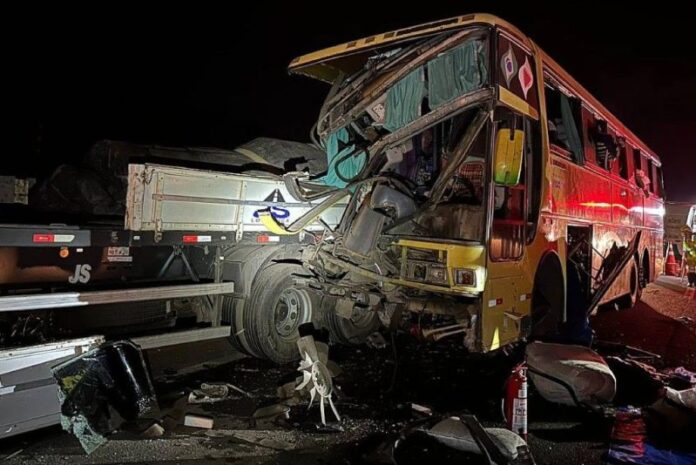 Colisão entre ônibus e carreta deixa seis feridos na Fernão Dias, entre Cambuí e Camanducaia (MG)