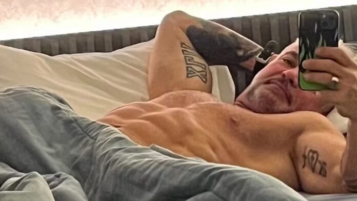 Completamente nu, Mateus Carrieri posa na cama e web enlouquece: ‘Dia de descanso’