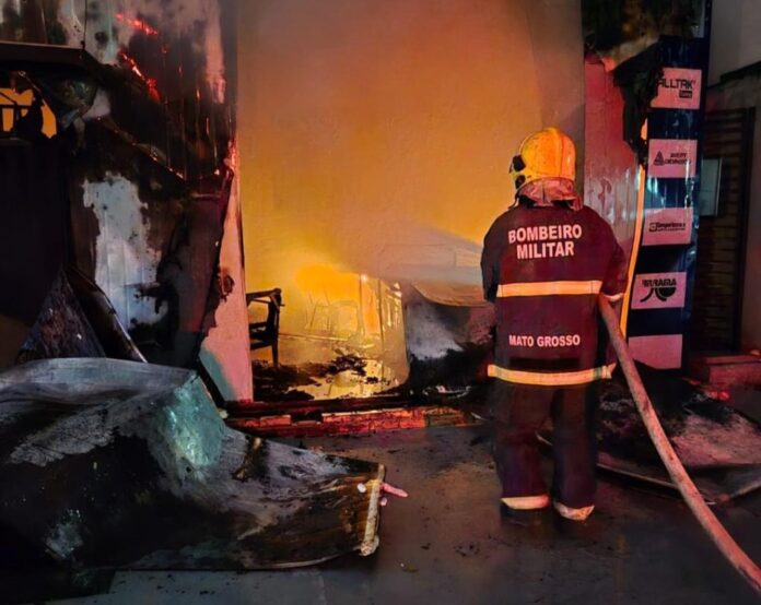 Corpo de Bombeiros combate incêndio em prédio comercial no centro de Sinop