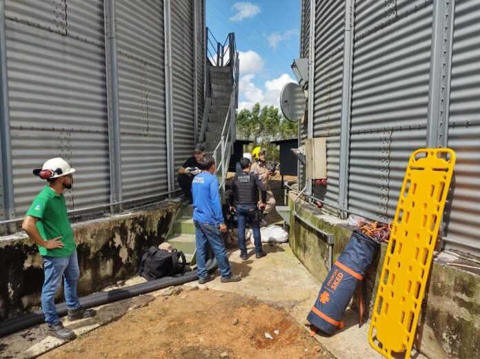Corpo de Bombeiros retiram corpo de homem preso em silo