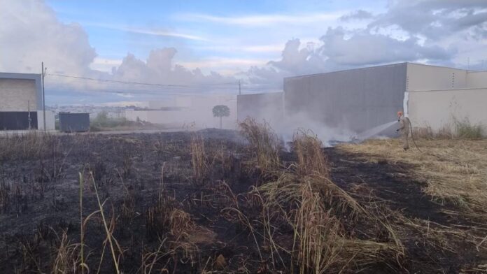 Corpo de bombeiros controla incêndio em lote residencial de Primavera do Leste