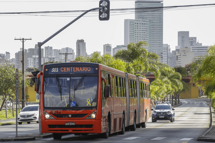 Curitiba (PR) cria patrulha especializada para coibir rabeira e reforçar segurança no transporte coletivo