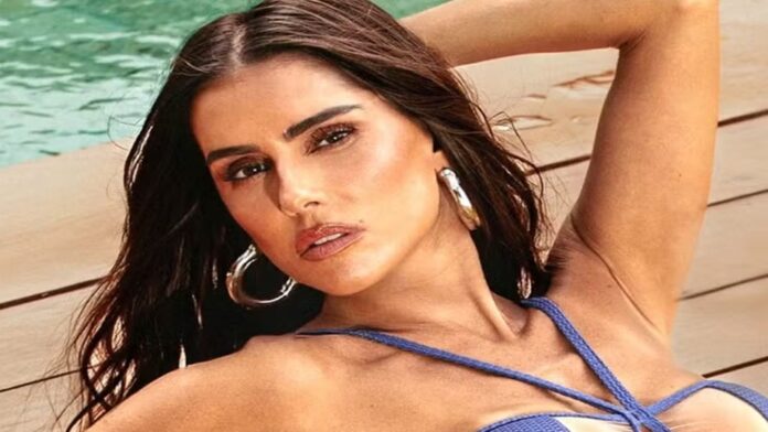 De biquíni transparente, Deborah Secco ostenta corpo sarado na piscina: ‘leve’