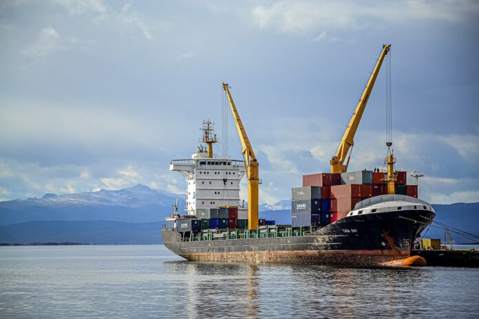 Embarcações com bandeira do Panamá devem notificar a autoridade sobre transferências de navio para navio
