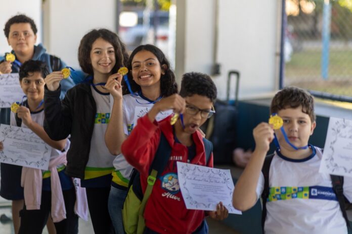Escola Municipal premia alunos com melhor desempenho nas provas