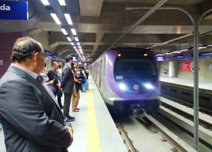 Estação Santo Amaro, da Linha 5-Lilás de metrô, opera em via única na noite desta terça-feira (27)