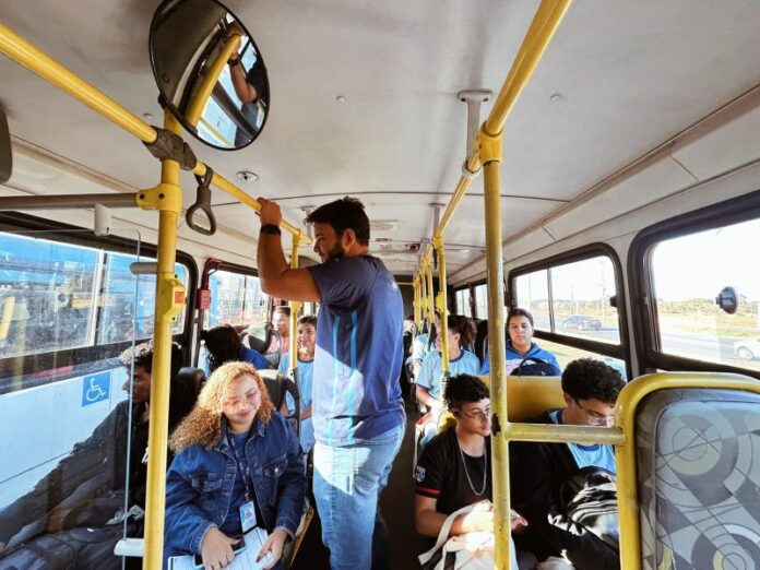 Estudantes participam de ação educativa sobre mobilidade urbana em visita a garagem da empresa Urbi 