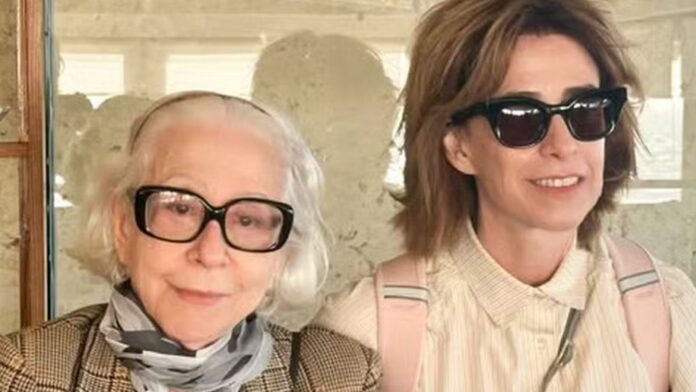 Fernanda Torres faz selfie com a mãe, durante passeio e declara: ‘Doce de mãe’