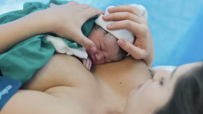Filha do cantor Leandro exibe vídeo do nascimento da filha: ‘Deixar registrado’