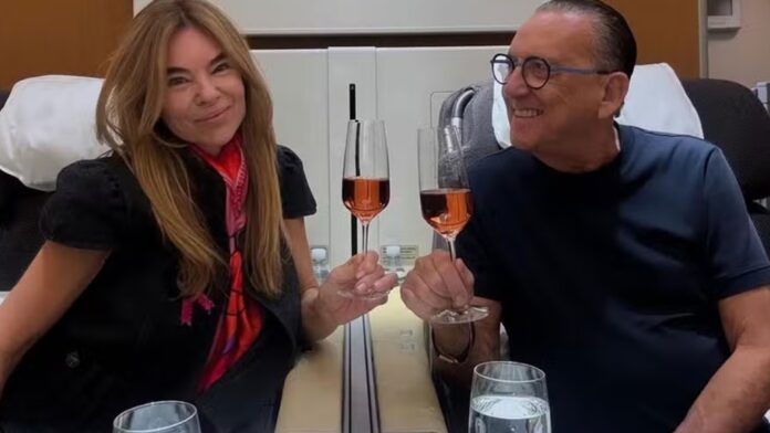 Galvão Bueno e esposa viajam de primeira classe e web reage com detalhes: ‘Que luxo’