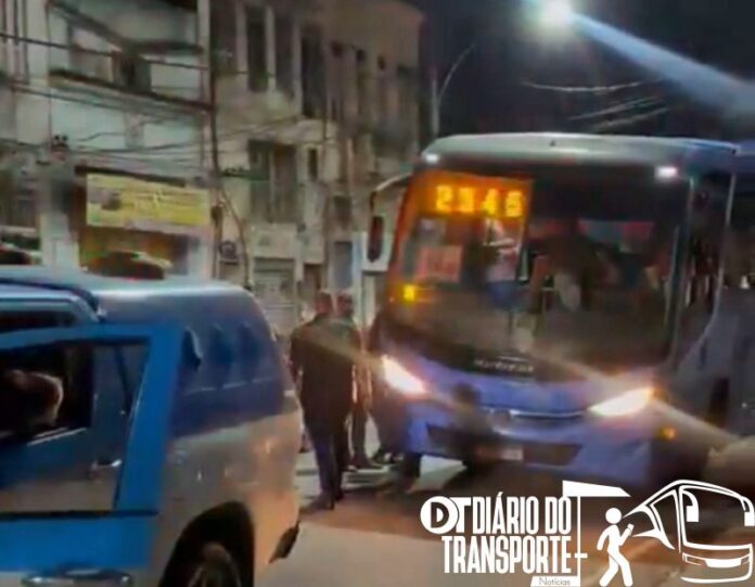 Homem é preso após fazer reféns em ônibus durante tentativa de assalto no Méier (RJ) na noite desta sexta-feira (30) 