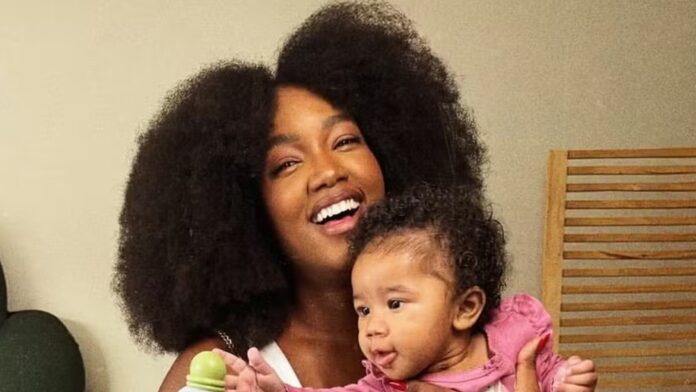 IZA posa com a filha, no colo e fãs apontam semelhança com Yuri Lima: ‘Cara do pai’