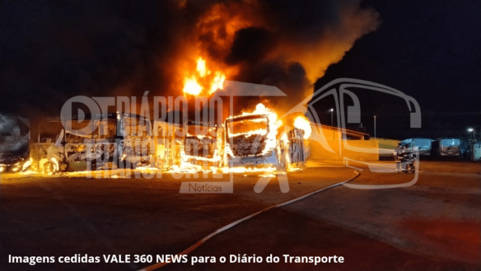 Incêndio destrói vários ônibus da Sancetur em Caraguatatuba (SP) nesta segunda (19)