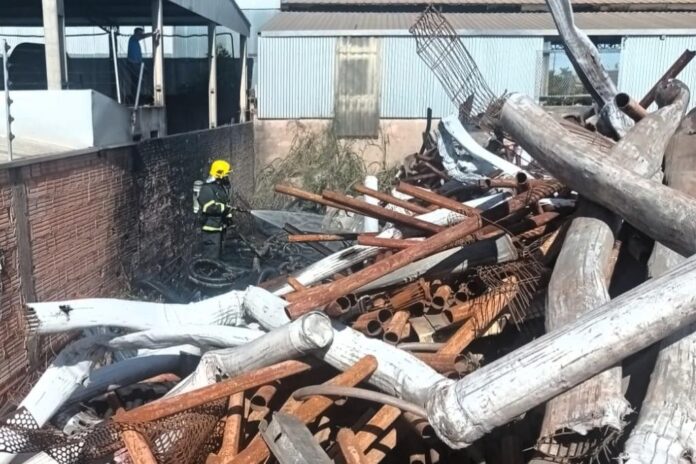 Incêndio em terreno com acúmulo de materiais é controlado pelo Corpo de Bombeiros