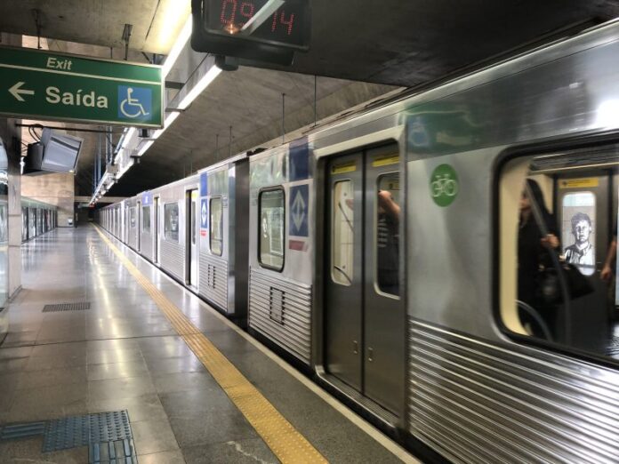 Interferência nos trilhos da Estação Trianon-Masp afeta operações das linhas 1-Azul e 2-Verde na tarde desta segunda-feira (19)