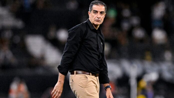 Joel Santana alerta Renato Paiva no Botafogo: 'Fazendo o que não gosto'