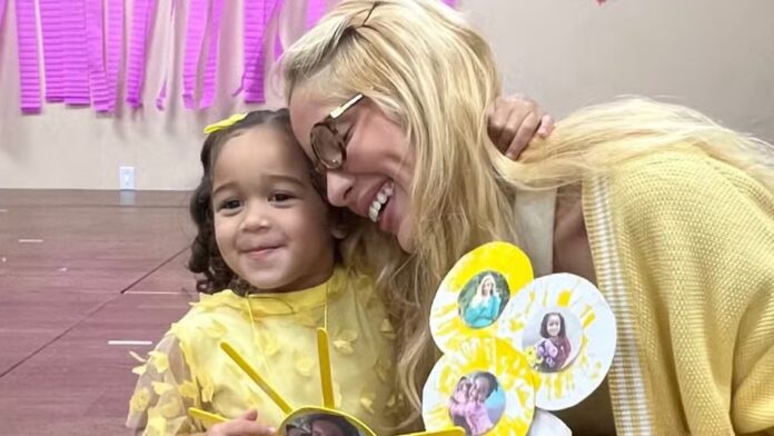 Karoline Lima assiste à primeira homenagem da filha na escola: ‘Love you’