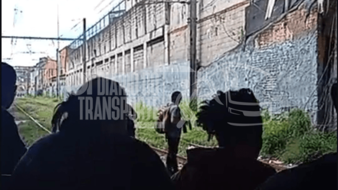 Linha 8-Diamante tem trecho paralisado durante protesto de moradores da Favela do Moinho nesta terça (13)