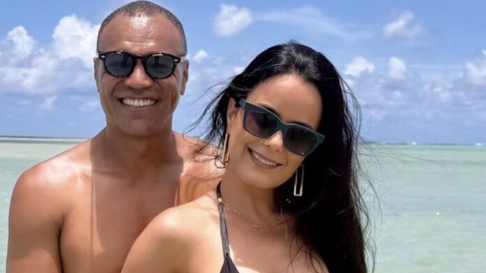 Luciele Di Camargo e Denílson celebram na praia 15 anos de casada: ‘Nos admirando’