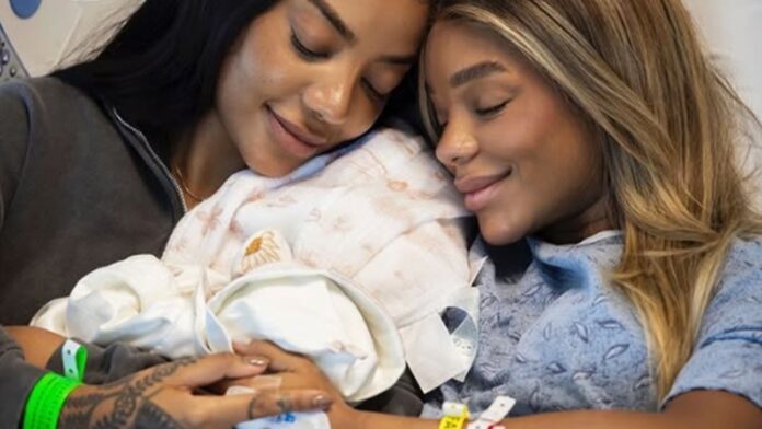 Ludmilla e Brunna Gonçalves posam com a filha no colo: ‘Bem vinda ao nosso Paraíso’