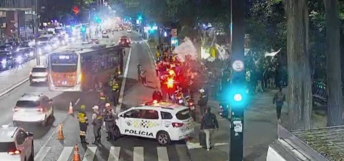 Manifestação interrompe faixa de ônibus e complica trânsito na Avenida Paulista na tarde desta quinta-feira (29) 