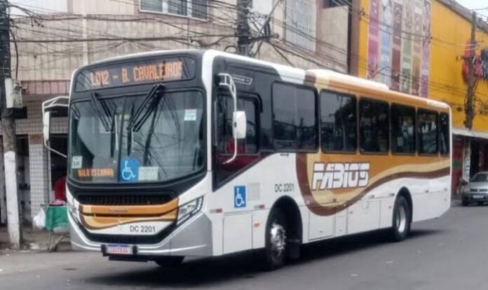 Motorista de ônibus da empresa Transporte Fabio’s sofre tentativa de assalto em Caxias, Rio de Janeiro nesta quinta-feira (15)